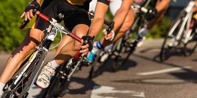 Radrennen mit Rennrädern, die gerade durch eine Kurve fahren