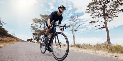 Mann fährt auf Rennrad