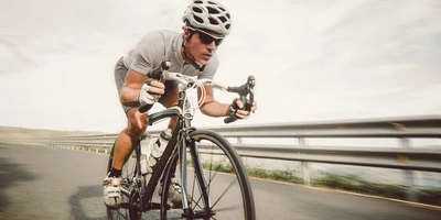 Das richtige Aufwärmen ist entscheidend für ein gutes Training Rennrad Fahrer tritt in die Pedale