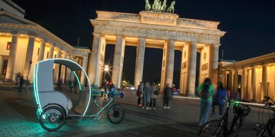 Moderne Rikscha vor dem Brandenburger Tor Moderne Rikscha vor dem Brandenburger Tor