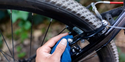 Risk it! - umweltfreundliche Fahrrad Pflege Ein Fahrrad wird gesäubert