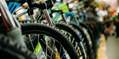 Fahrräder in einem großen Fahrradhandel