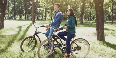 Zwei Personen mit dem Retro Bike unterwegs