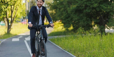 Unsere Tipps für schmerzfreies Radfahren Mann fährt auf Fahrrad durch die Natur