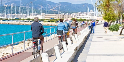 Traumhafter Mallorca Radweg - diese Radwege solltest du kennen Personen fahren auf dem Radweg Fahrrad
