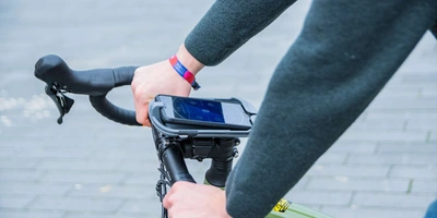 Smarthone als Navi nutzen Fahrendes Fahrrad mit Smartphone in einer Halterung
