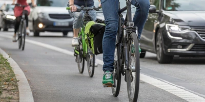 Personen fahren mit ihrem Rad zur Arbeit