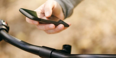 Die Strava App – Spezifikationen Fahrradfahrer bedient ein Smartphone