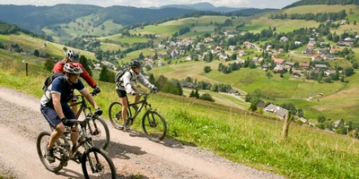 Eine Gruppe von Fahrradfahrern fährt durch die Schwarzwälder Landschaft
