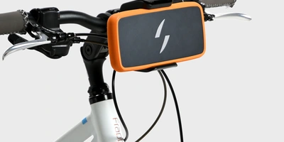 Mobiler Akku der an einem Fahrradlenker montiert ist