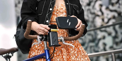 Die Swytch Bike ist einfach im Alltag zu bedienen Frau trägt die Swytch