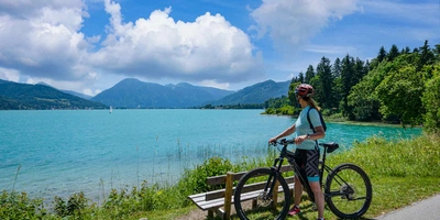 Farradfahrerin macht eine Pause am Tegernsee
