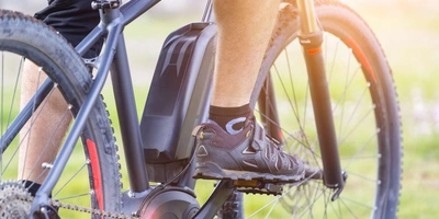 Radfahrer mit Fuß auf der Pedale auf mit einem Elektrofahrrad
