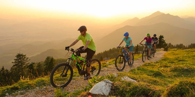 Das sind die besten Touren E-Bikes Personen machen eine Radtour mit dem E-Bike