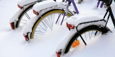 Ein Rad für jede Jahreszeit? Der Trend zum Drittrad Drei verschneite Fahrräder