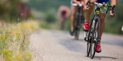 Triathlon-Rad: Tipps für den Wettkampf-Einstieg Radsportler fahren Rennrad