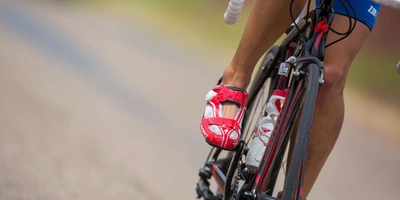 Triathlon-Rad: Das Rennrad als Alternative Person fährt auf dem Rennrad