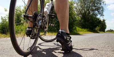 Eine Person sitzt auf einem Fahrrad.