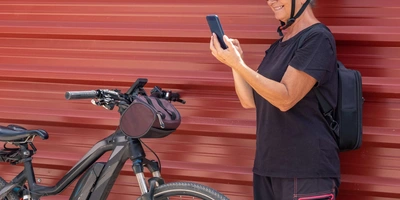 Frau bedient ein Smartphone