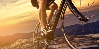 Übungen für Radfahrer, die du kennen solltest Person fährt auf dem Fahrrad