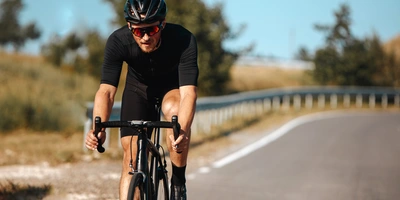 Radsportler fährt auf einem Rennrad in Radsportkleidung