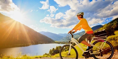 Person fährt auf einem E-Bike 