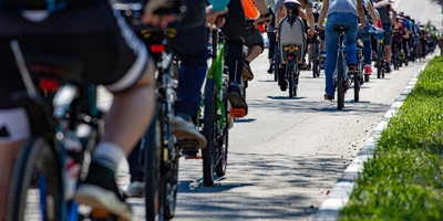 Viele Radfahrende fahren auf einer Strecke.