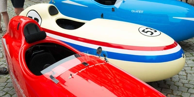 Drei Velomobile stehen nebeneinander. 
