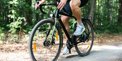 Fahrrad fahren im Wald
