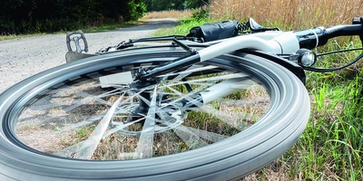 Umgekipptes Fahrrad auf einem Kiesweg