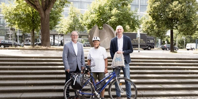 Dr. Marta Binder mit Fahrrad zu Besuch bei WERTGARANTIE