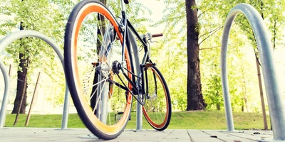 Das Yerka V3 inklusive Rahmenschloss Fahrrad steht bereit um angeschlossen zu werden