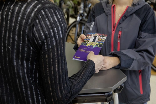 Flyer zum Komplettschutz 2025 ausgehändigt
