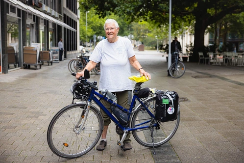 Marta Binder bei ihrem jährlichen Besuch bei Unterstützer linexo mit ihrem Fahrrad