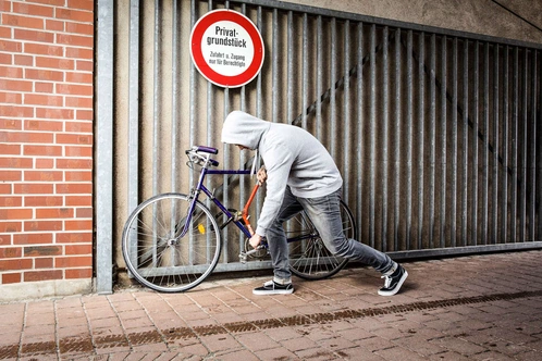 Dieb klaut ein Fahrrad